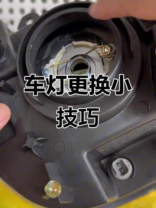 哈弗h2近光灯灯泡更换教程视频(哈弗h2近光灯泡怎么换)