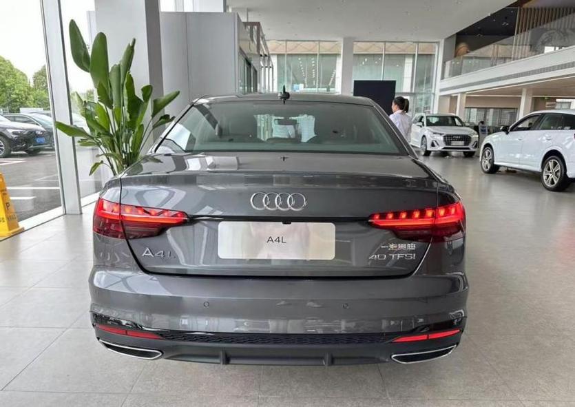 奥迪a4l裸车多少钱(现在的奥迪a4l裸车价多少？)