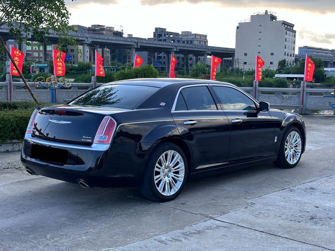 06款克莱斯勒300c/06款克莱斯勒300C大灯灯光位置调节在哪里